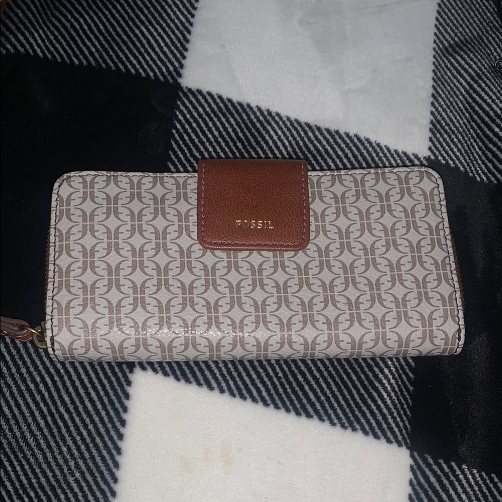 NWOT!! Fossil Brown and Cream Geometric Wallet